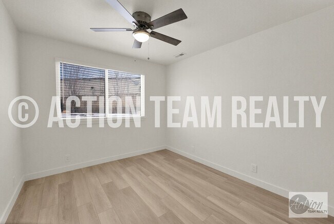 Building Photo - Remodeled Townhome in Cottonwood Heights!