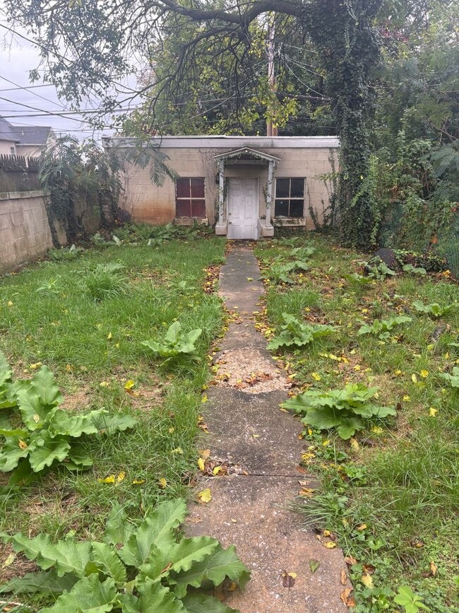 Building Photo - Section 8 Allowed-4 Bedroom 1 Bath House, Garage, Fenced Yard-York City SD