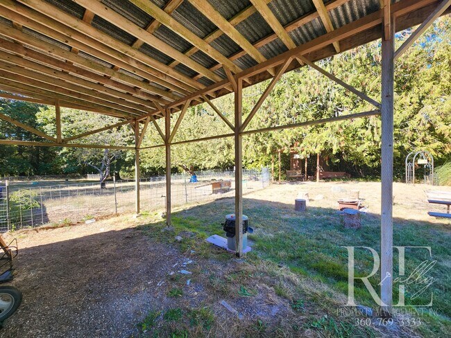 Building Photo - Charming Farmhouse in Town — Hobby Ready &...
