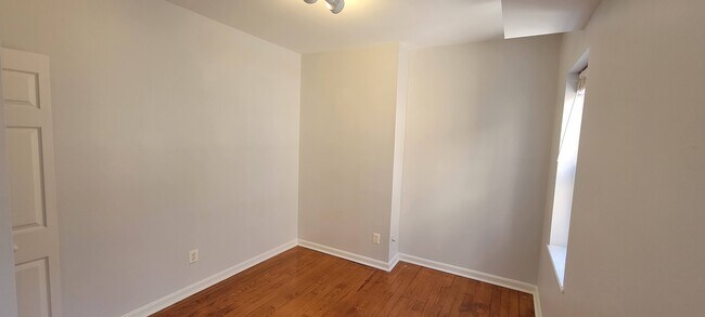 Building Photo - 926 S Hanover St