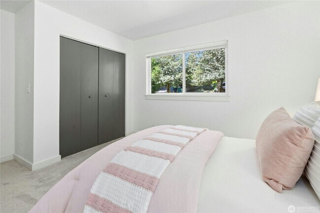 Building Photo - Spacious Richmond Highlands Retreat with Modern Updates & Flexible Living