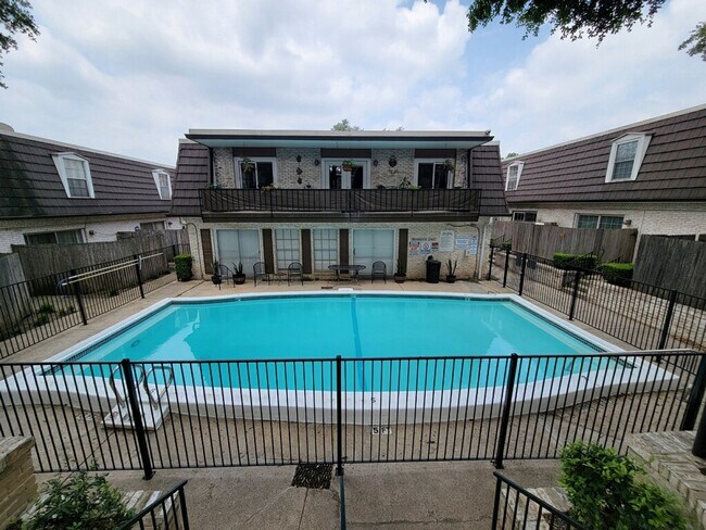 Primary Photo - 8038 Broadway St