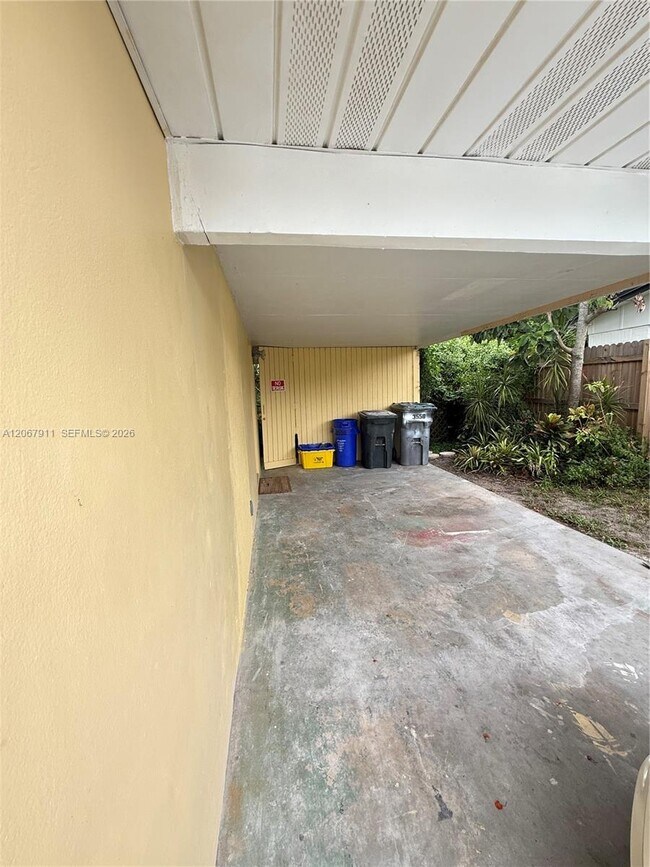 Building Photo - 3558 Everglades Rd