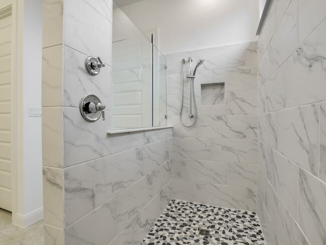 Building Photo - ONE-STORY Home in Marble Falls - 2932 SF with THREE-CAR GARAGE - On a CUL-DE-SAC!