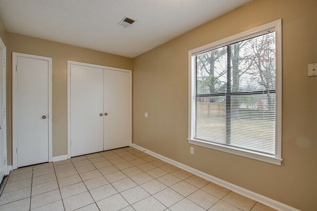 Building Photo - 5635 Crievewood Dr