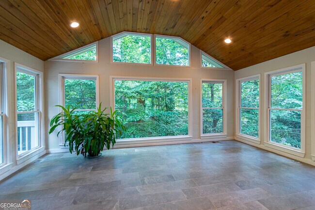 Building Photo - 2535 Melinda Dr NE