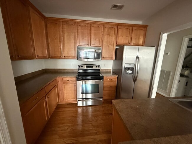 Building Photo - 2BR & 2BA Condo in Central Location w/Garage-Available 06/22/26