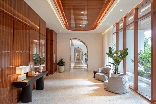 Building Photo - 2655 S Bayshore Dr