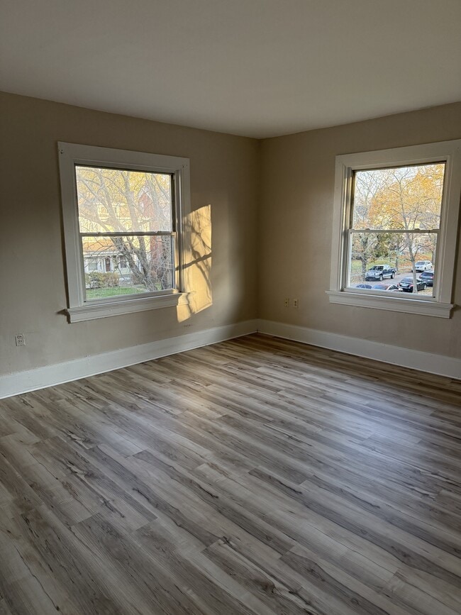 Building Photo - 543 Grafton Ave