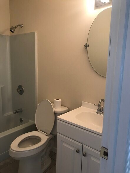 Building Photo - 10 Candlewood Ln