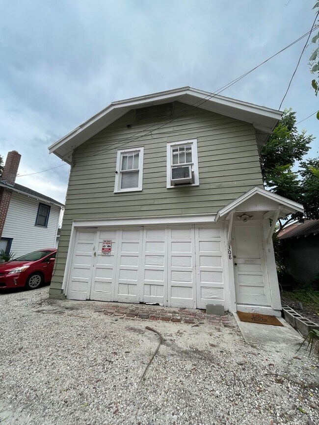 Building Photo - FALL 2026!!! Private 1 Bedroom Historic Home w/ FREE PARKING - Walk to UF!