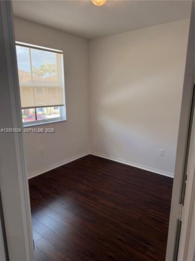 Building Photo - 906 SW 143rd Ave