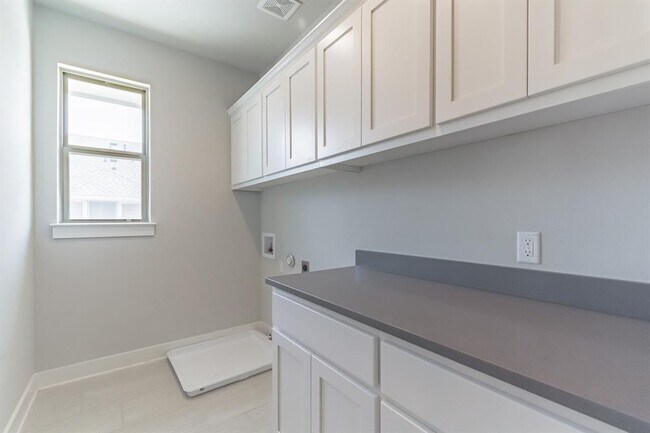 Building Photo - 13800 Lyndhurst St