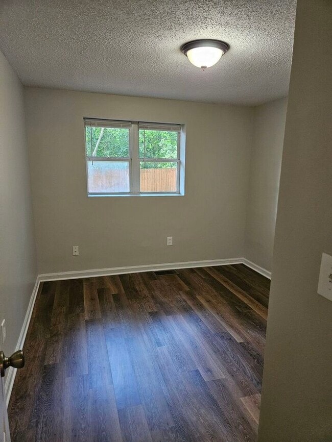 Building Photo - Charming 3 bedroom