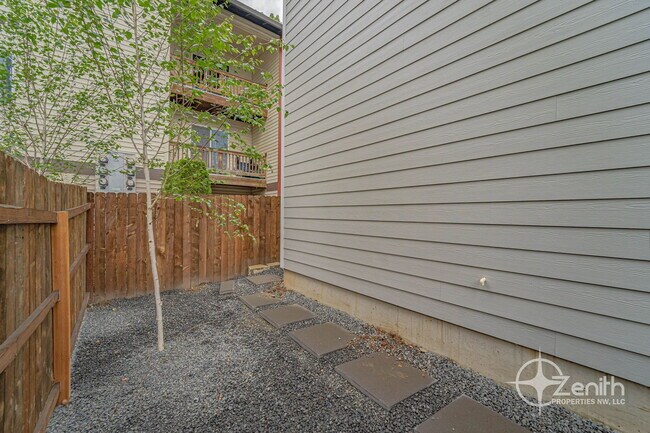 Building Photo - 14426 NE 22nd Ave