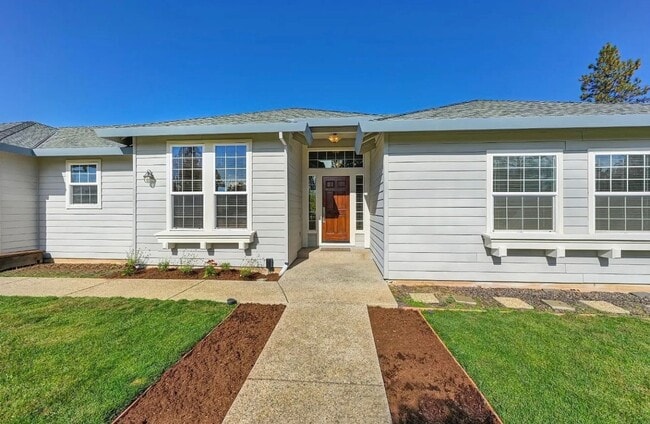 Building Photo - Beautiful 3 bedroom 2 bathroom Home in Beautiful Weimar!