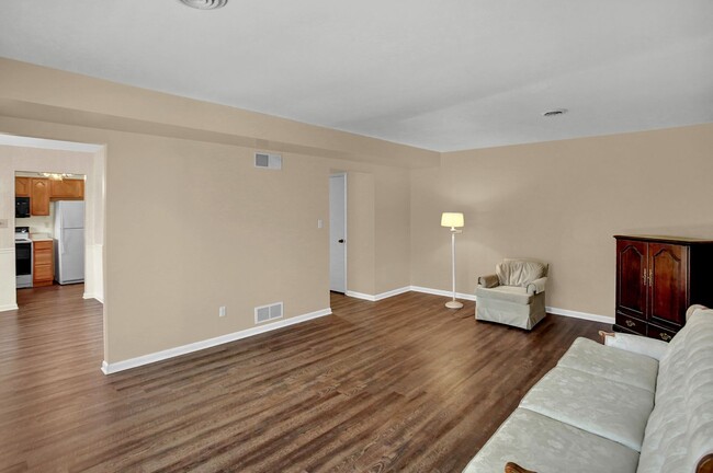 Building Photo - 3 bed 2.5 bath  Condo- Woodcrest Village