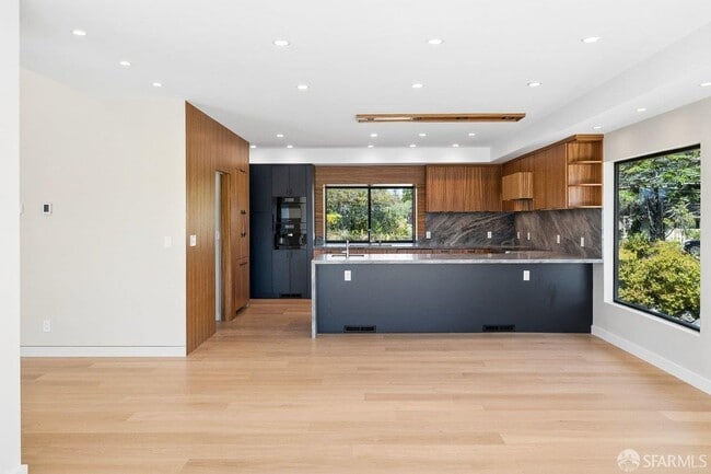 Building Photo - 1435 Lakeview Dr