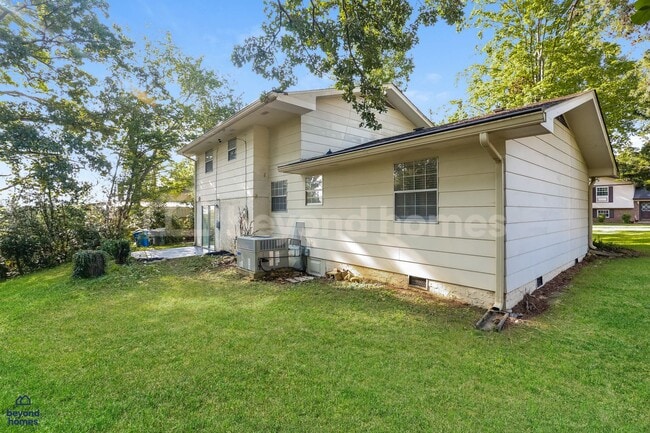 Building Photo - Freshly renovated 3 bedroom / 2 full bath home with 1,679 sq/ft of space!