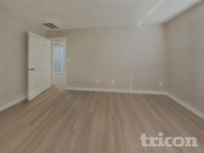 Building Photo - 2803 Eagle Lake Dr