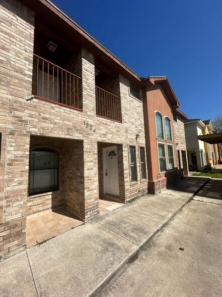 Building Photo - 1304 W Fig Ave