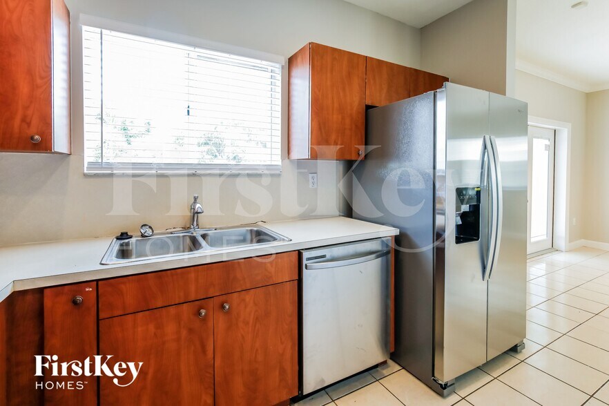 Building Photo - 2530 NE 41st Terrace