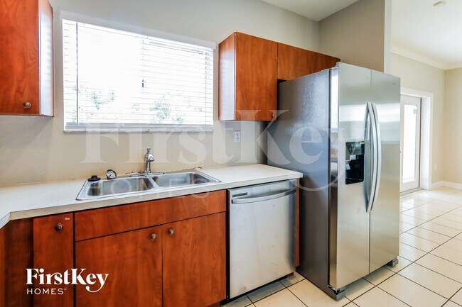 Building Photo - 2530 NE 41st Terrace