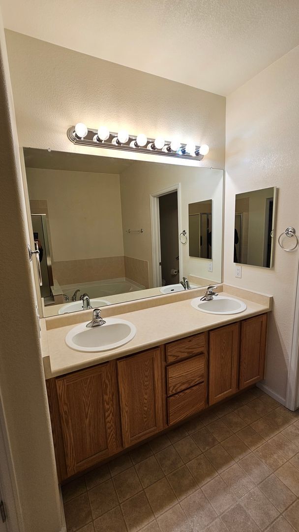 Building Photo - Ranch Townhome in The Broadlands