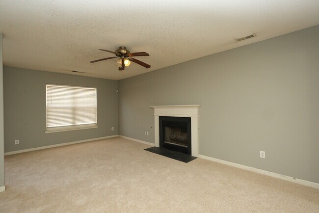 Building Photo - A large spacious home in Charlotte - Pet friendly