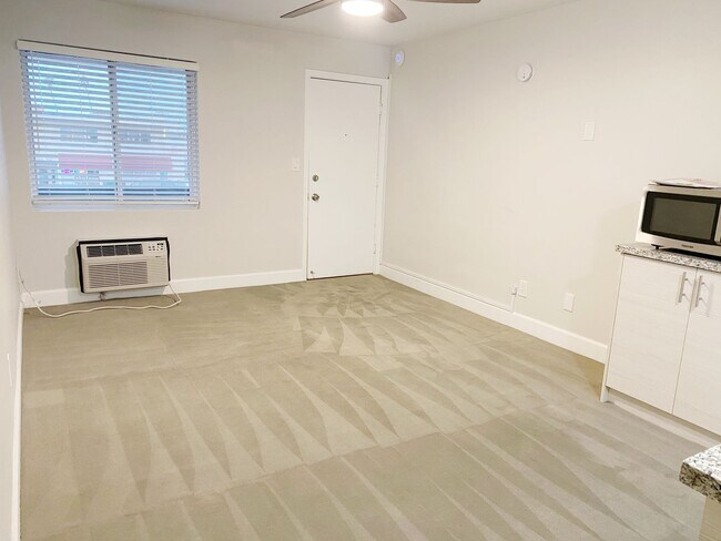 Building Photo - UPSTAIRS STUDIO AVAILABLE IN THE HEART OF LA JOLLA! ONLY $1,700/mo!