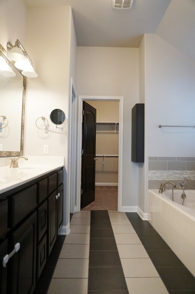 Building Photo - 6620 Estana Ln