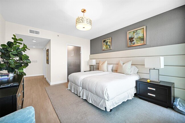 Building Photo - 2711 S Ocean Dr