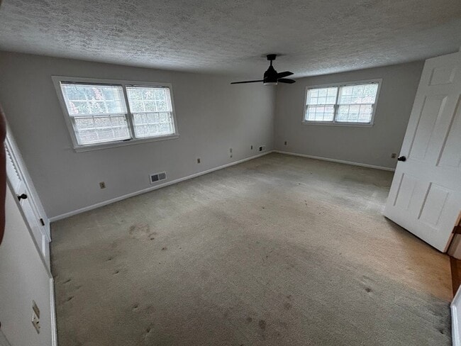Building Photo - Large 4 Bedroom 2 Bath Home
