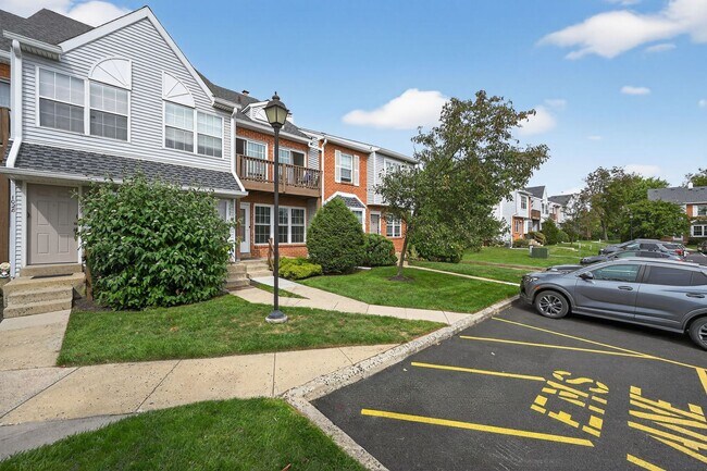 Building Photo - Beautiful 2 Bedroom, 1 Bathroom Condo In W...