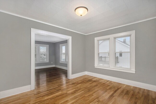 Building Photo - NW 2BR Upper