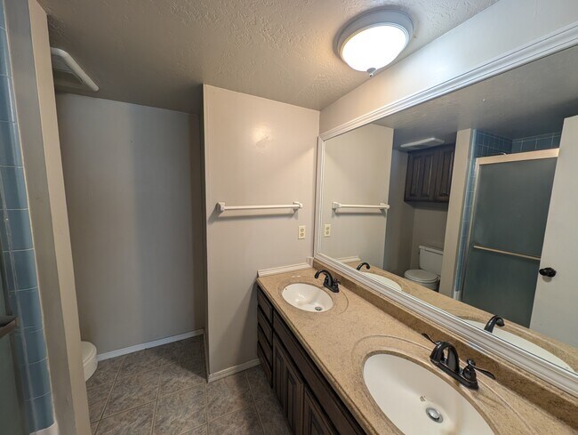 Building Photo - 8440 E 64th Pl