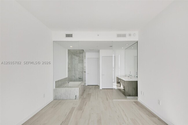 Building Photo - 480 NE 31st St