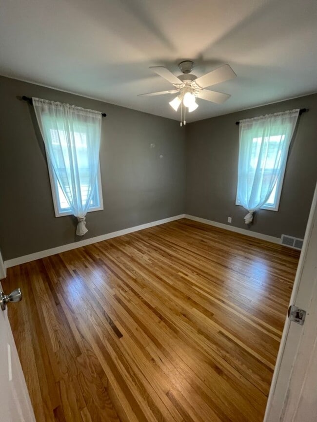 Building Photo - Updated, Modern, 4 Bed, 2 Bath, 3+Car Garage