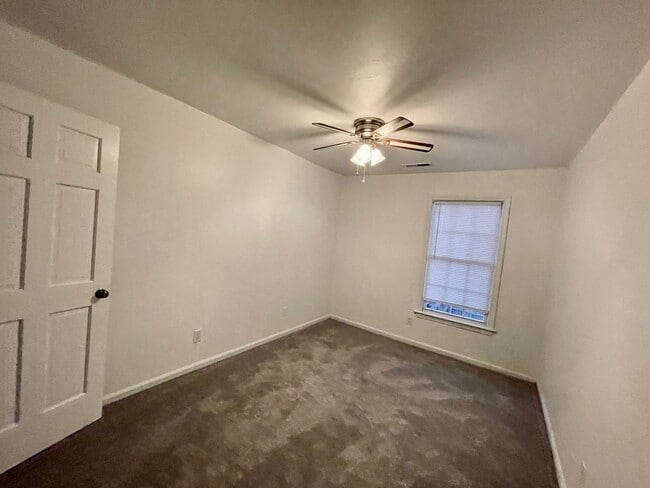 Building Photo - 3 bedroom townhome! Fenced backyard.