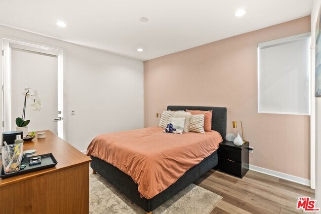 Building Photo - 3034 1/4 N Coolidge Ave