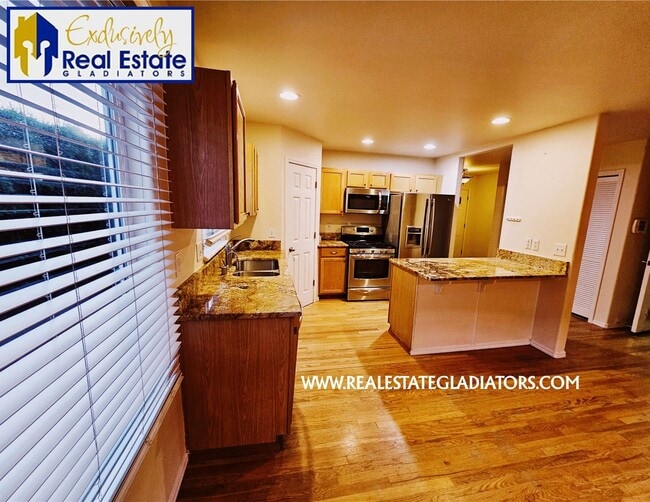 Building Photo - Beautiful, Pet Friendly Light-Filled Rambl...