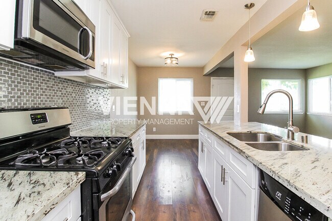 Building Photo - Auburn Condo is NOW rent ready!