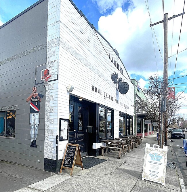 Building Photo - 4745 NE Fremont St