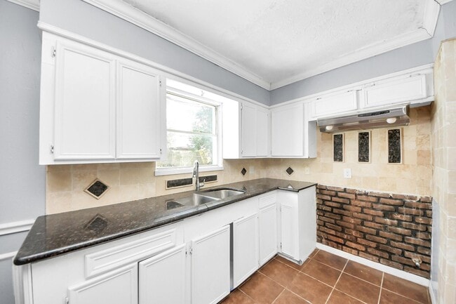 Building Photo - 2513 Leslie St