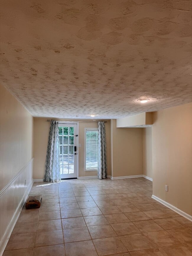 Building Photo - 2002 E Drew Valley Rd NE