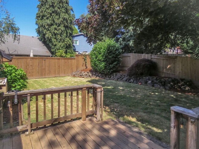 Building Photo - 4 Bedroom Tualatin Home Available - Inquir...