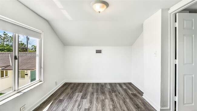 Building Photo - 117 E 10th St