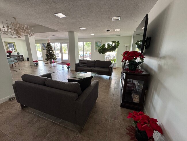 Building Photo - 33 S Gulfstream Ave