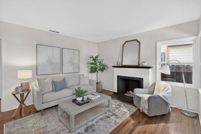 Building Photo - 2 bedroom | 1 bathroom | Single family in East Sac