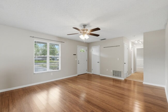 Building Photo - Quiet neighborhood, Centrally located, 3 bedroom 2 bath home in NW